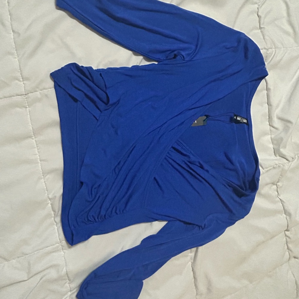 Long sleeve vneck shirt.